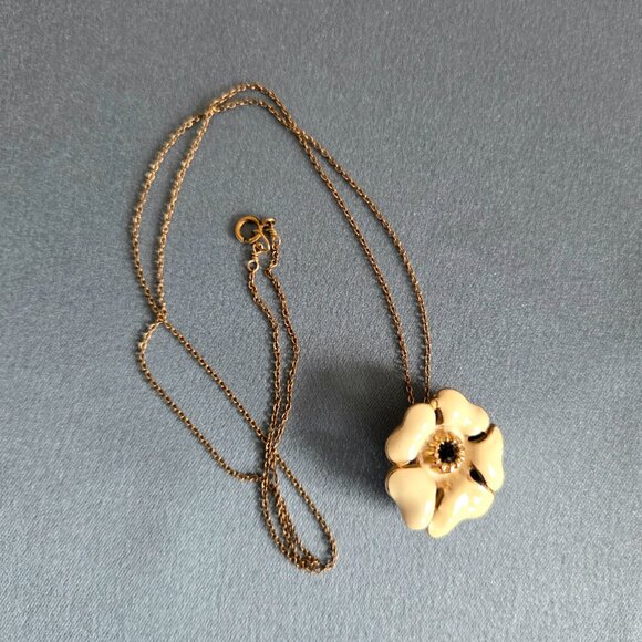 14 K gold filled chain with enameled flower pendant. - Picture 3 of 6